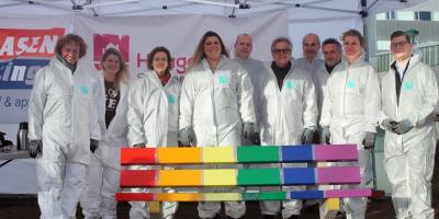 Nieuw Regenboogbankje bij het Stadhuis